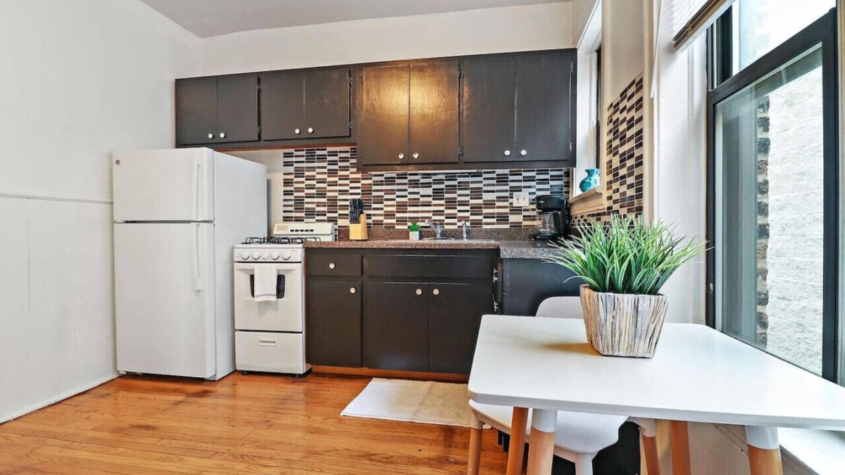Ravenswood Apartment | City Charm Studio Apt close to Shops