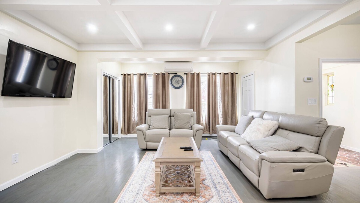 Jamaica Hills Apartment | City Escape –Steps to Subway, 10 Min to JFK/LGA, Manhattan in Minutes + Parking!