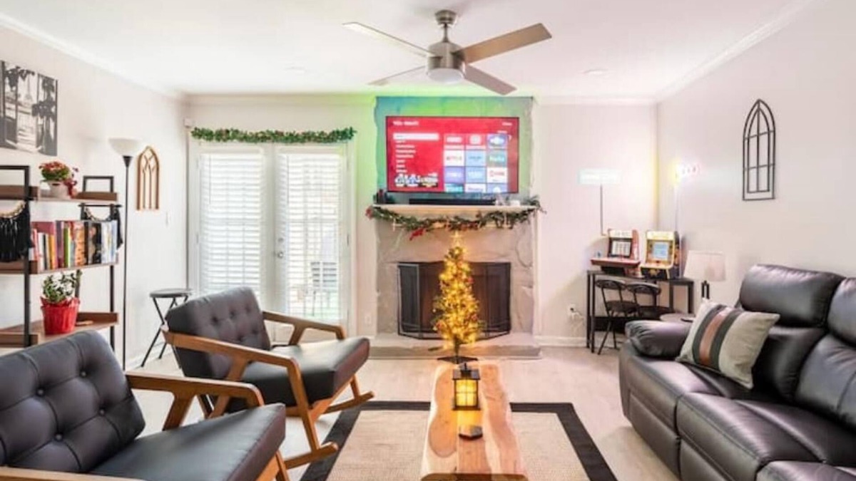 Peachtree Corners House | City Escape with King Bed, Arcade, Bagel Bar, & Firepit