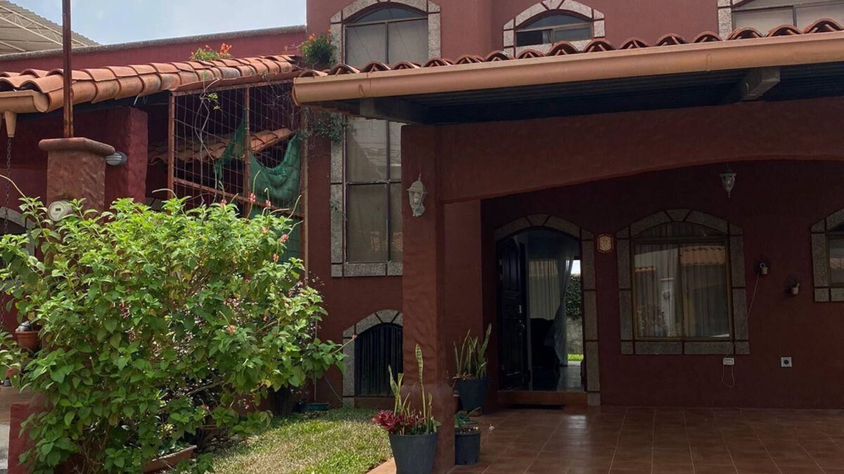 Heredia House | City Experience from a central location in the middle of the Central Valley!