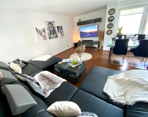 North Geestemund Apartment | City Ferienwohnung SKYLINE - mit großem Balkon & XXL- Sofa für bis zu 4 Personen