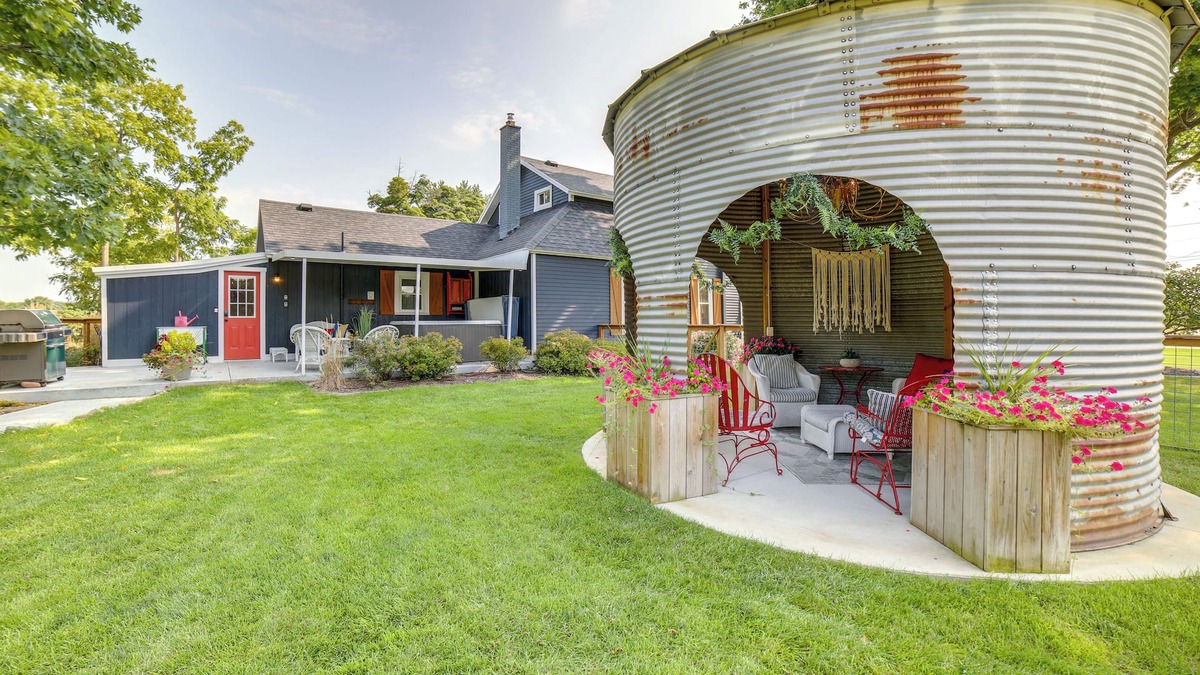 Hudsonville House | 'City Girl Farmhouse' in Hudsonville w/Hot Tub