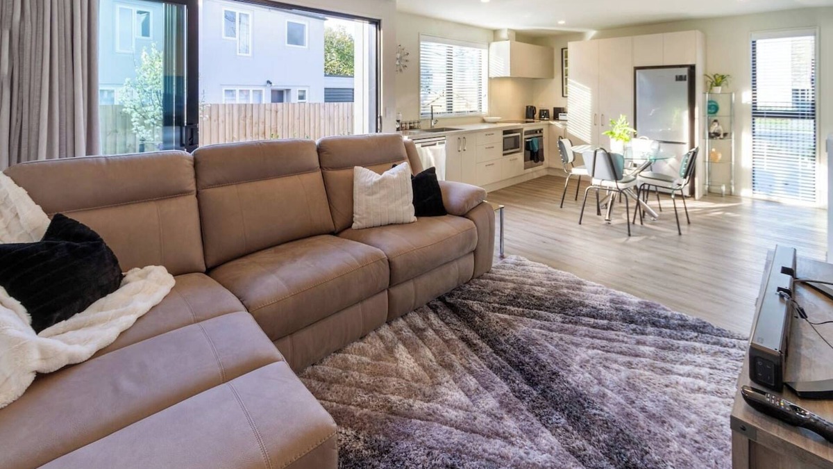 Edgeware House | City Home with Car Park, Sunny Deck & 65-Inch TV