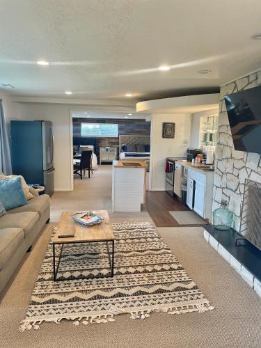Olympus Cove Apartment | City light views getaway close to top ski resorts