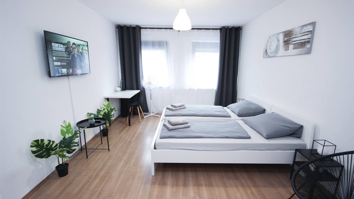 Neue Vorstadt Apartment | City location 4 rooms 7 Beds Balcony Netflix INET