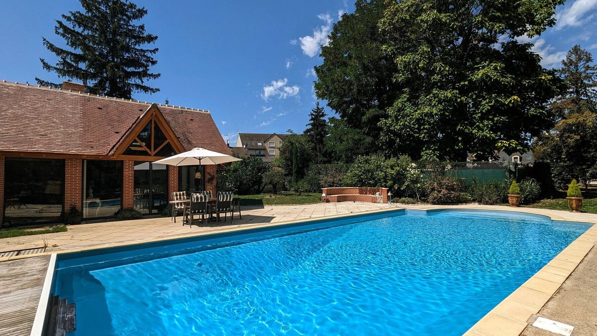 Chateauroux Cottage | City Oasis with Private Pool and Parking in Central Châteauroux