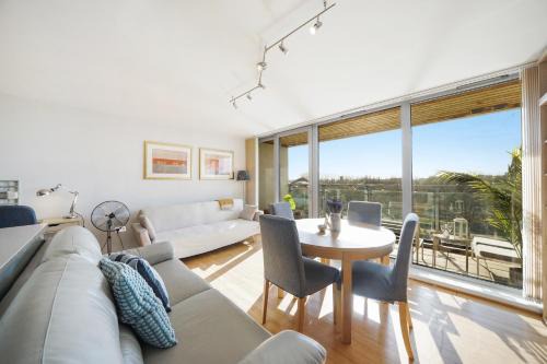Gascoigne Apartment | City Riverside - 2 bedroom & Free parking
