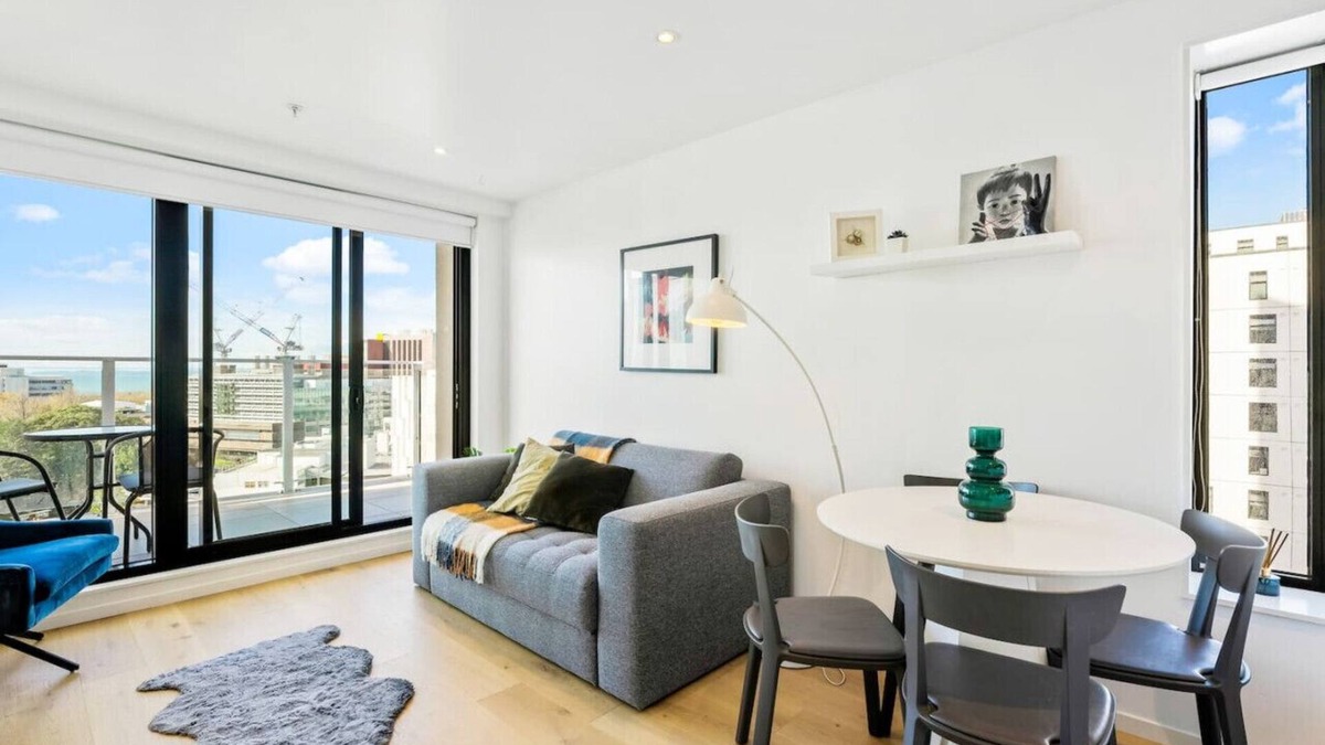 Auckland Central Business District Apartment | City Stunner with City Views, Pool and Gym