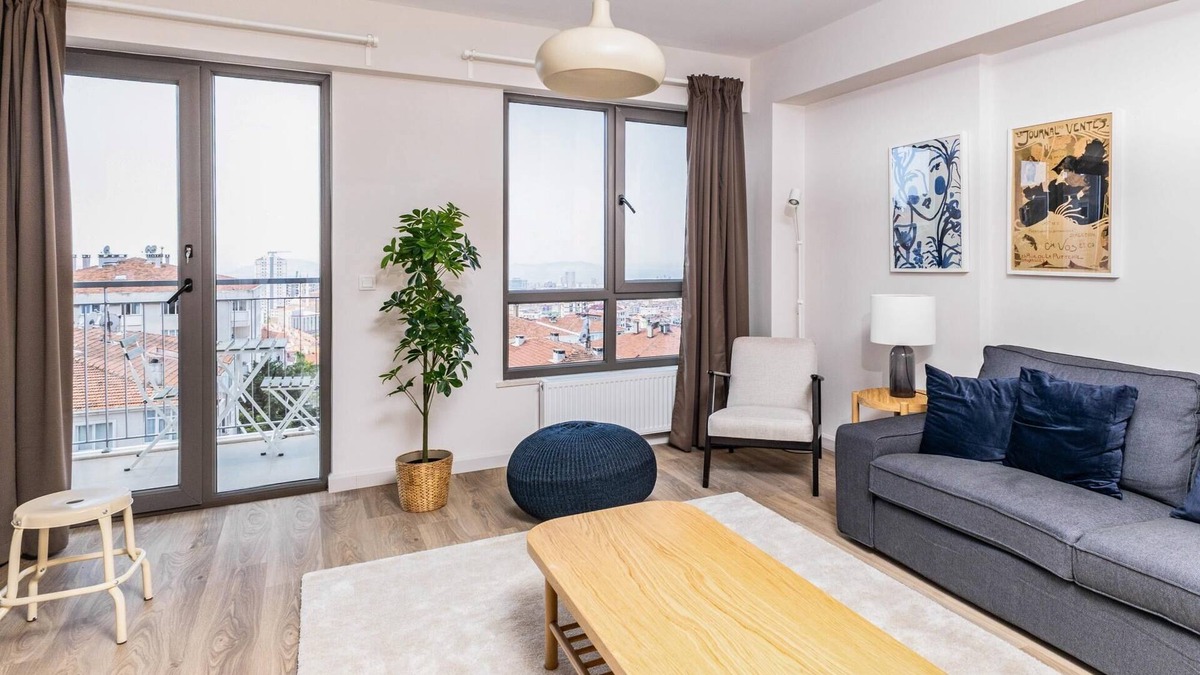 Maltepe Apartment | City View Flat w Balcony Near Metro 9 min to Coast