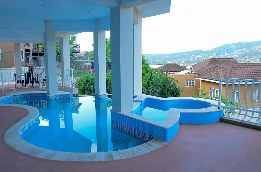 Eastwood Park House | City View Luxe 3BDRM Pool Deck 3