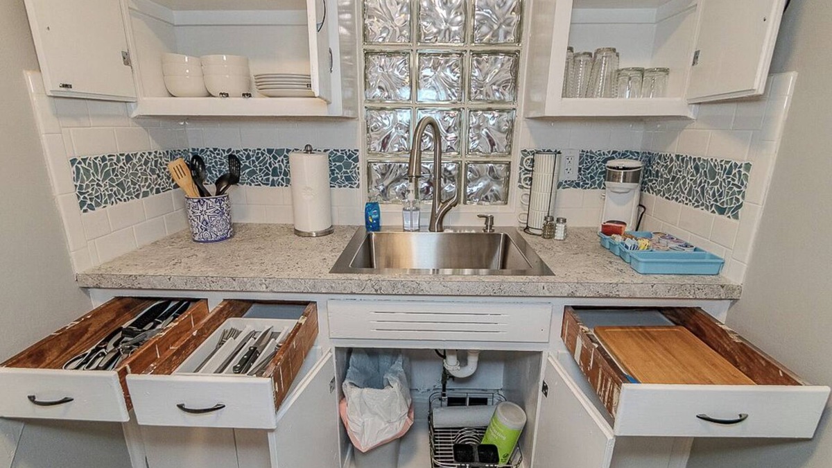 Fairport Harbor Apartment | City View Suite Unit #6 -2 BR 1BA in serene Fairport Harbor