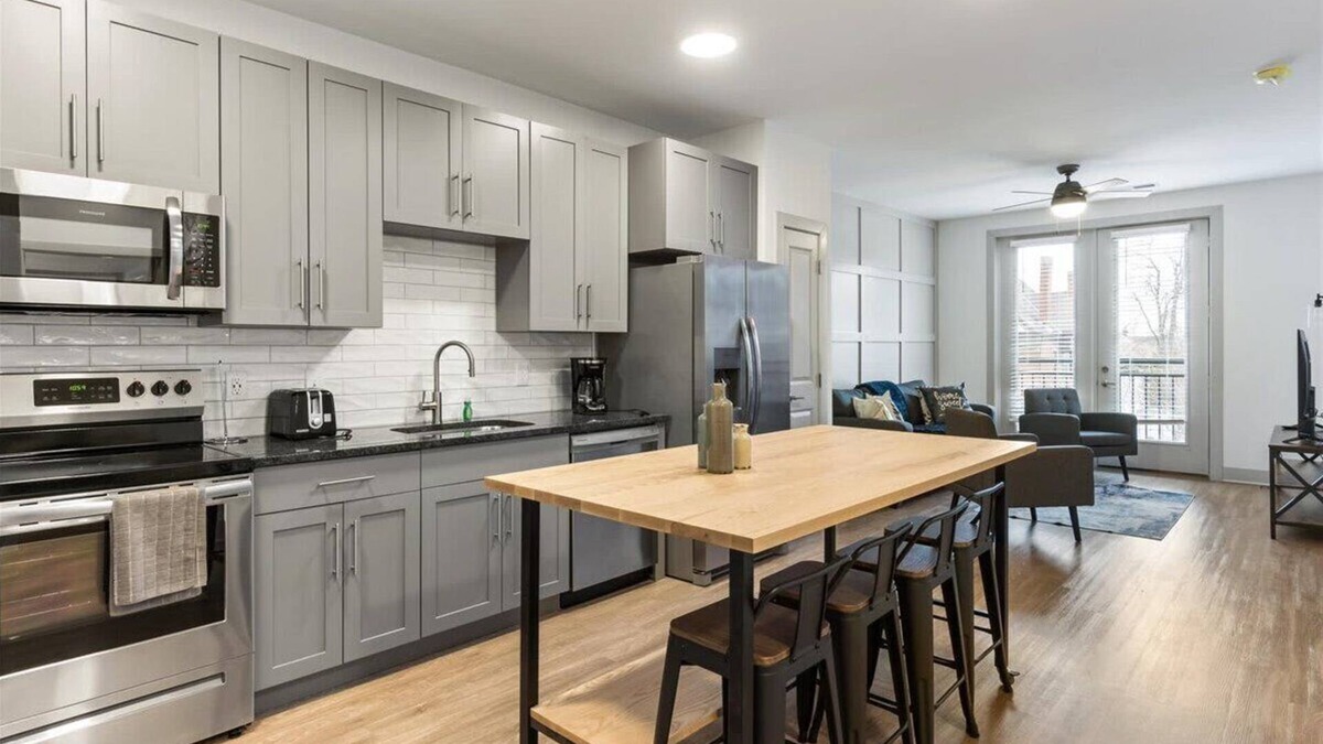 East Walnut HIlls Apartment | City Views & Style—Cincy Condo by Hot Spots