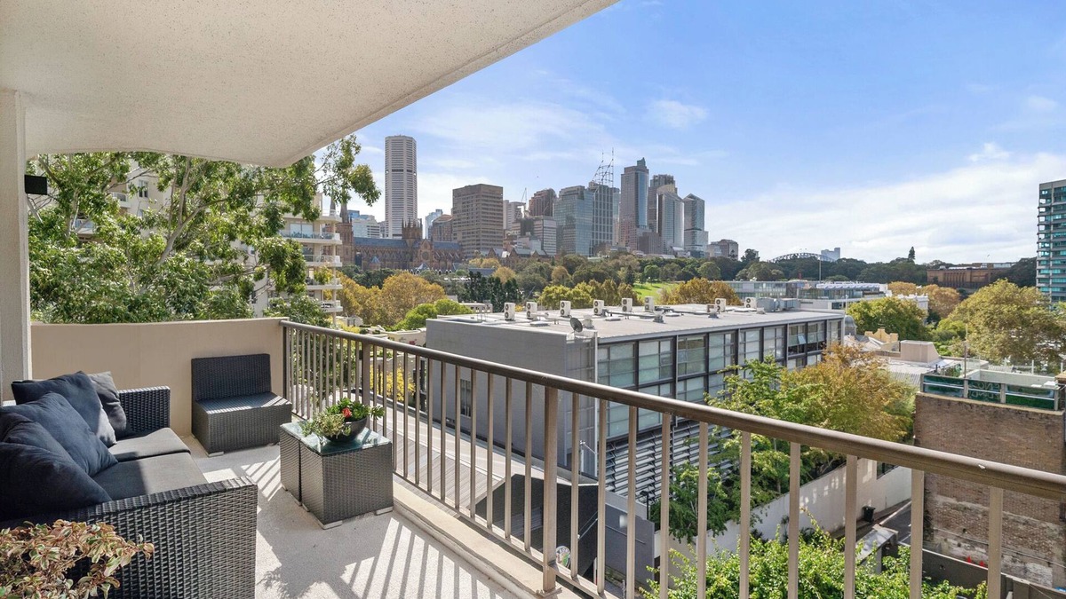 Woolloomooloo Apartment | Cityscape 2BR Charm with Pool, Sauna & Spa Access