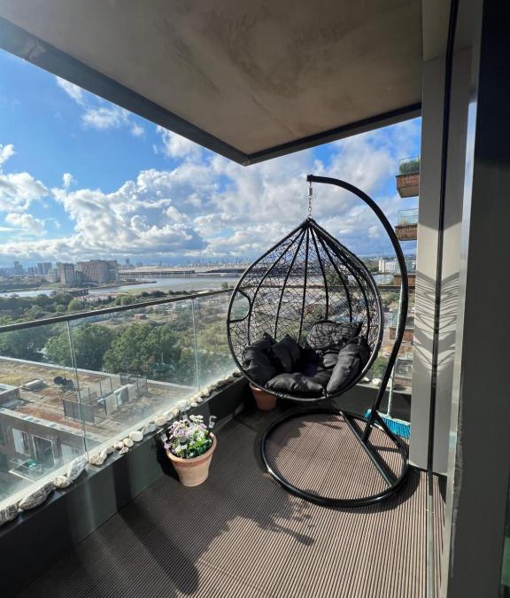 Royal Docks Apartment | Cityscape Serenity: 10th Floor Oasis near City Airport, Excel & 02