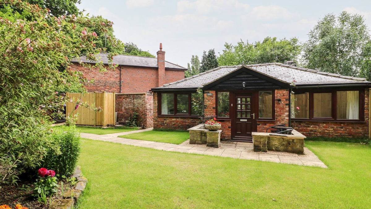 Selby Cottage | CLAIRE COTTAGE, pet friendly in Hambleton, North Yorkshire