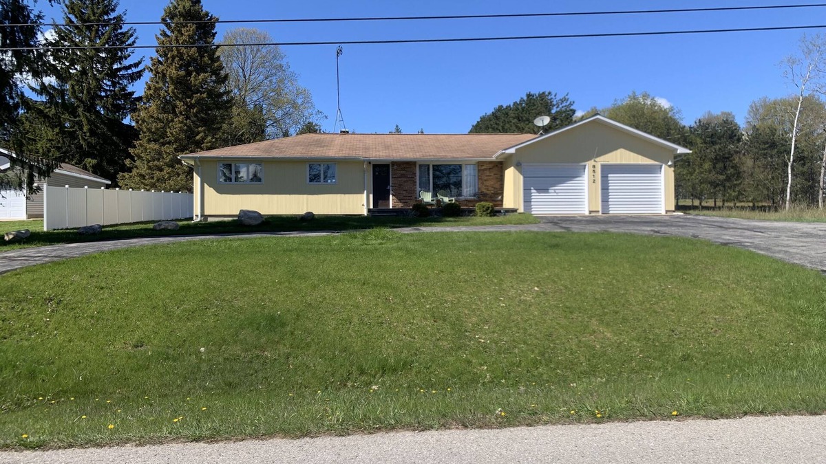 Bellaire House | Clam Lake Access - sleeps 12. Close to Torch Lake. Between Bellaire and Alden