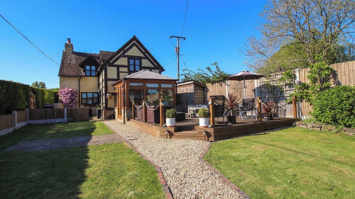 Farden Cottage | CLANDYKE COTTAGE, pet friendly, with hot tub in Clee Hill