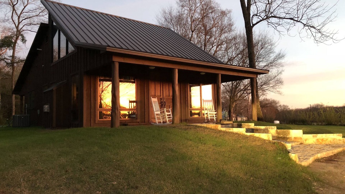 Nacogdoches House | CLARA'S CABIN. a place to unwind, reflect, draw, write, or enjoy your people.