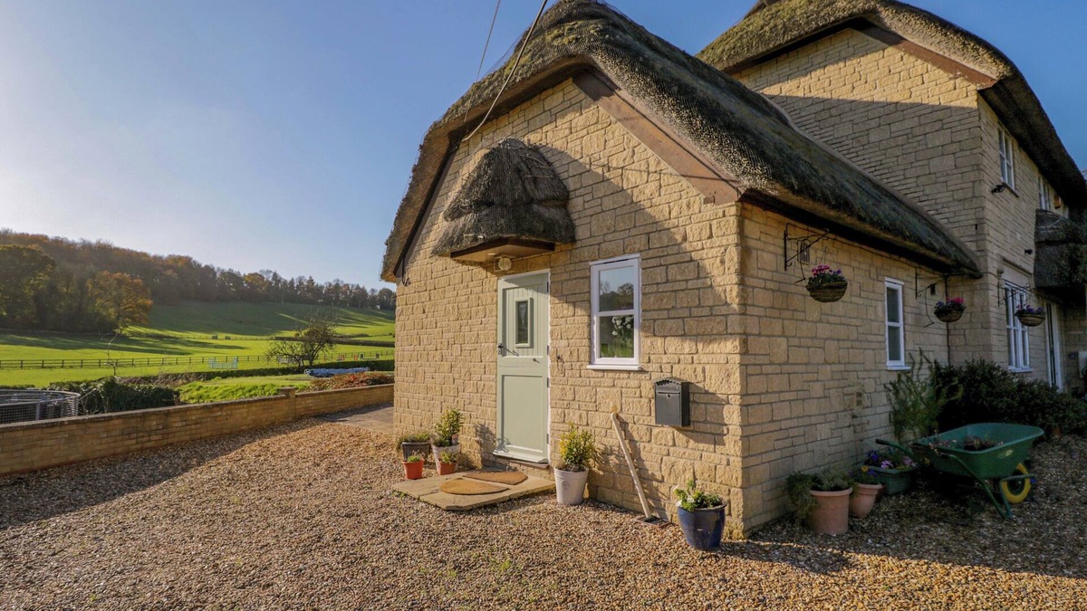 Teffont Evias Cottage | CLARENDON ANNEX, pet friendly, with pool in Teffont