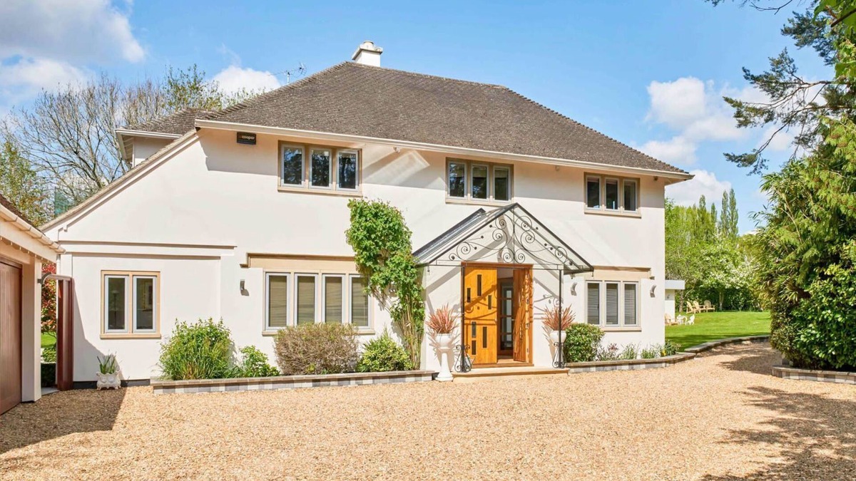 Cheltenham Villa | Clarendon House - Nine Bedroom Villa, Sleeps 24