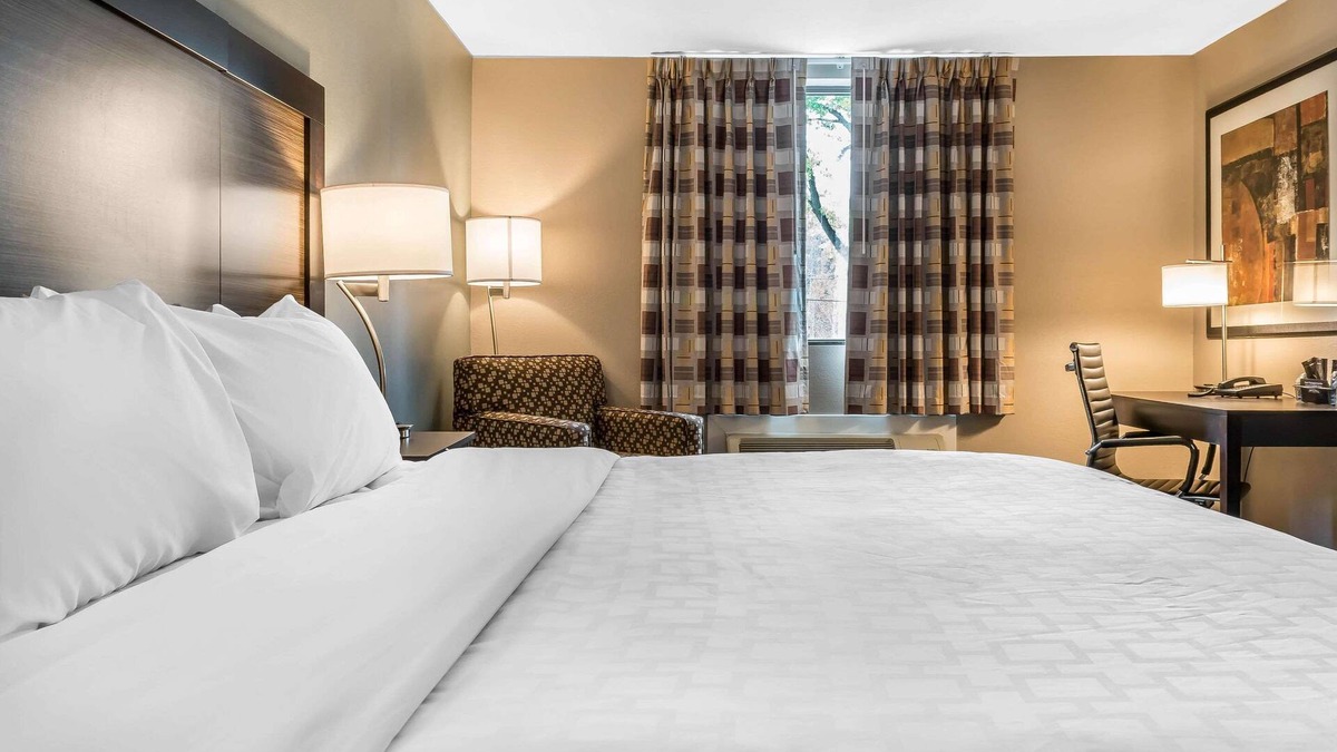 Rostraver Hotel | Clarion Inn Belle Vernon