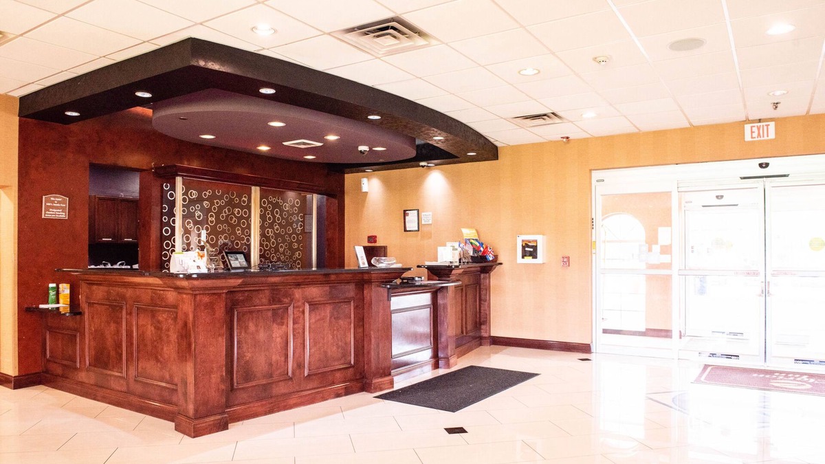 Elmhurst Hotel | Clarion Inn Elmhurst - Oak Brook near I-88, I-290, I-294