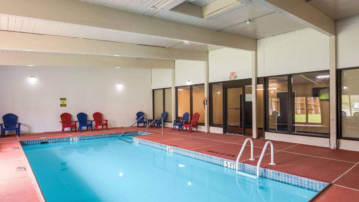 Delaware Water Gap Hotel | Clarion Inn & Suites Stroudsburg - Poconos