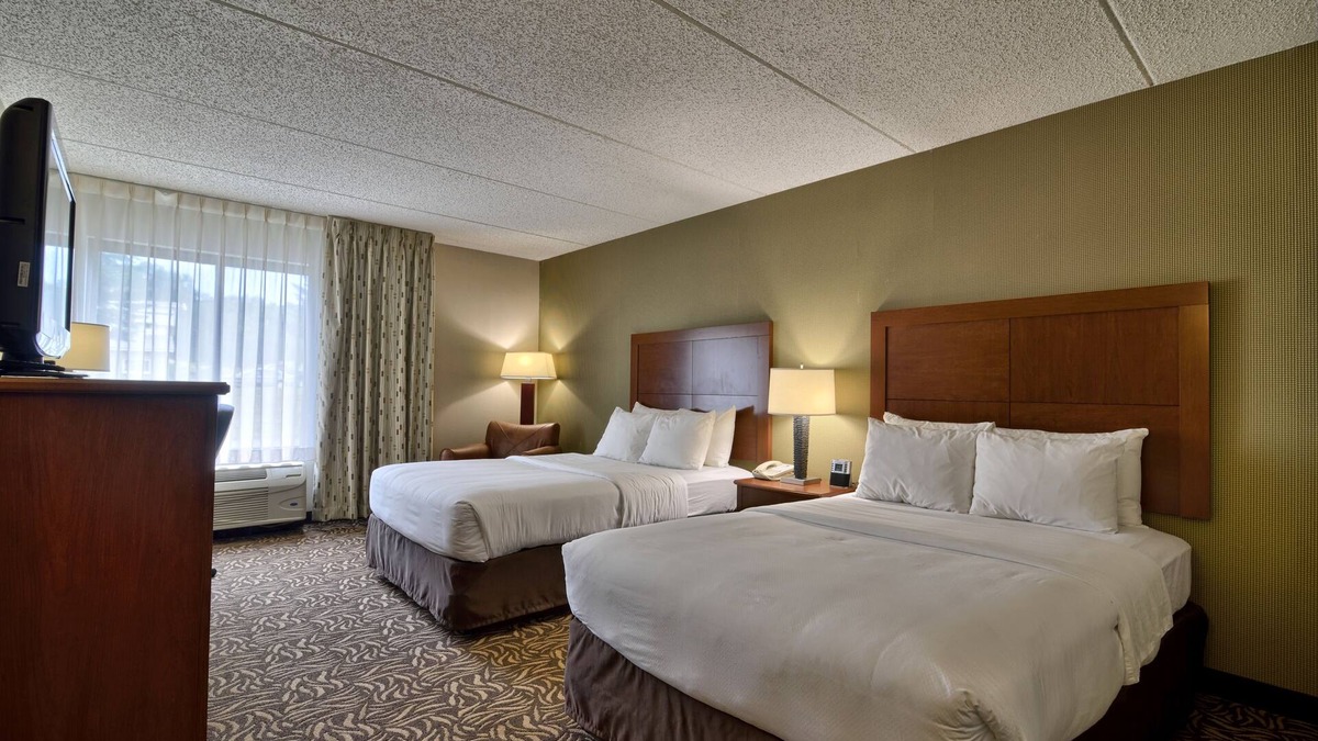 Cortland Hotel | Clarion Inn & Suites - University Area