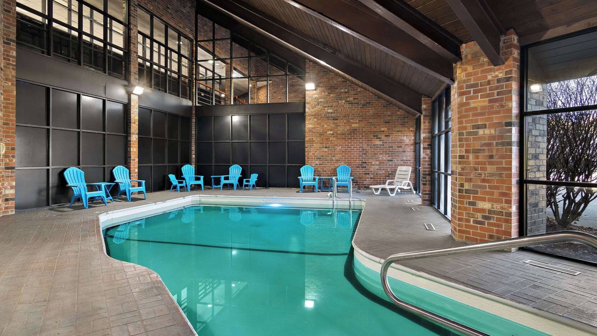 Normal Hotel | Clarion Pointe Bloomington – Normal near I-55 and University
