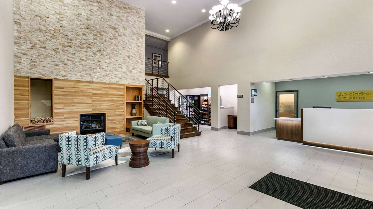 Columbus Hotel | Clarion Pointe Columbus-Bradley Park