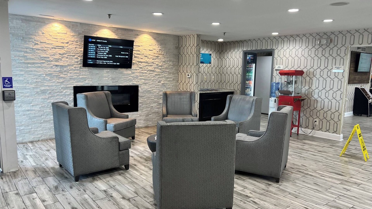 Greensboro Hotel | Clarion Pointe - Greensboro Coliseum Area