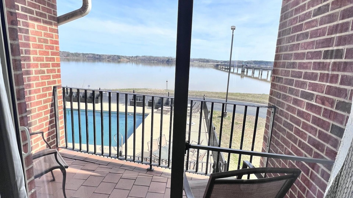 Clarksville Hotel | Clarion Pointe on the lake Clarksville-South Hill West