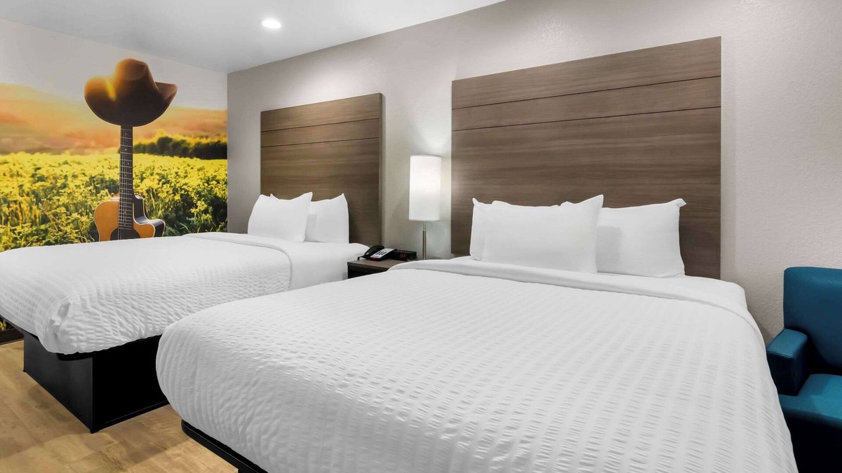 Ederville Hotel | Clarion Pointe