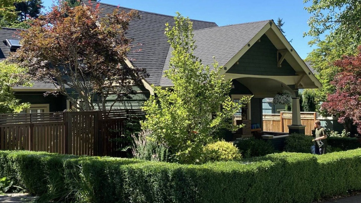 Friendly House | Classic 1929 Craftsman Bungalow conveniently located near the U of O. Sleeps 6