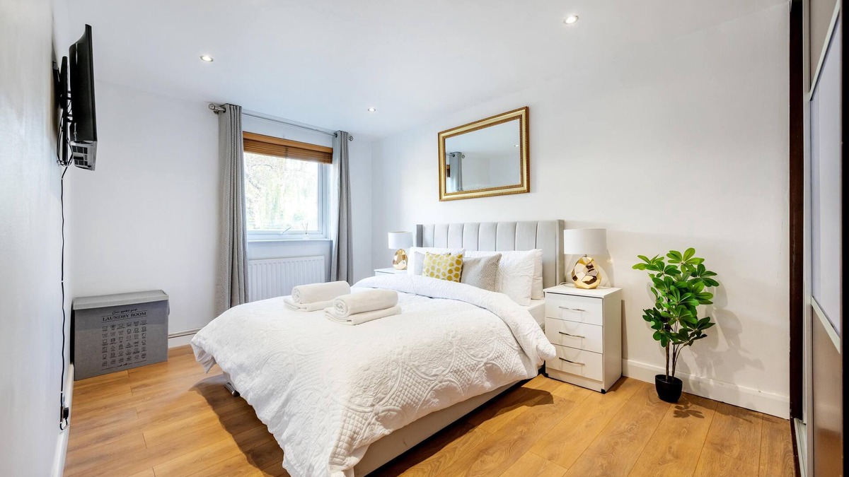 Whittington Apartment | Classic 2 bed Apartment Situated in Mill Hill