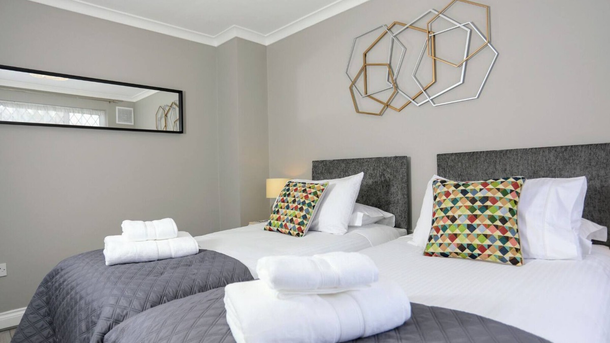 Hillingdon House | Classic 3 Bedroom/2 Bathroom House