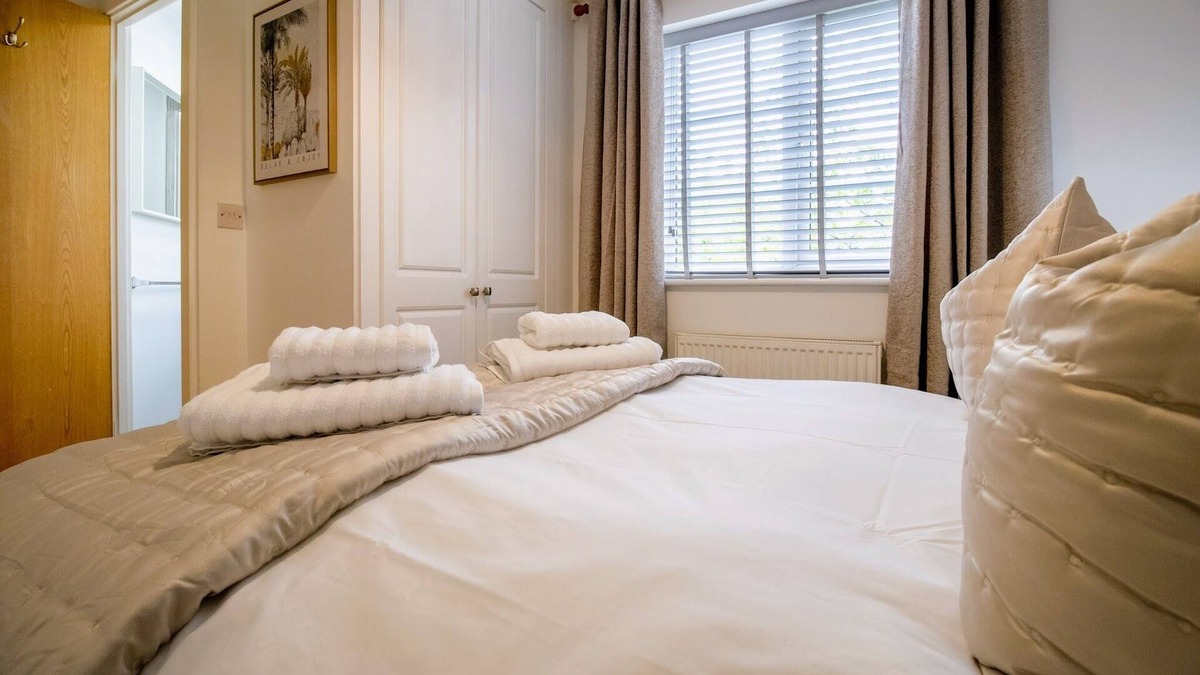 Milton Malsor Apartment | Classic and Charming 2-bed Apt w/Parking and SkyTV