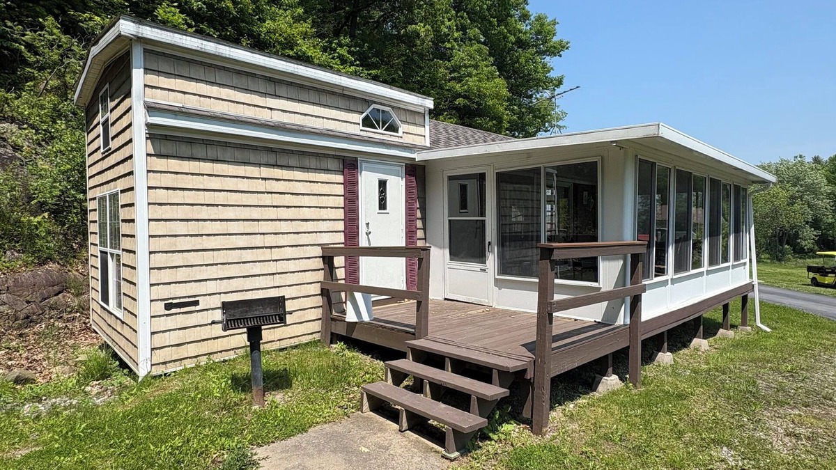 Hammond House | Classic Camper on Black Lake