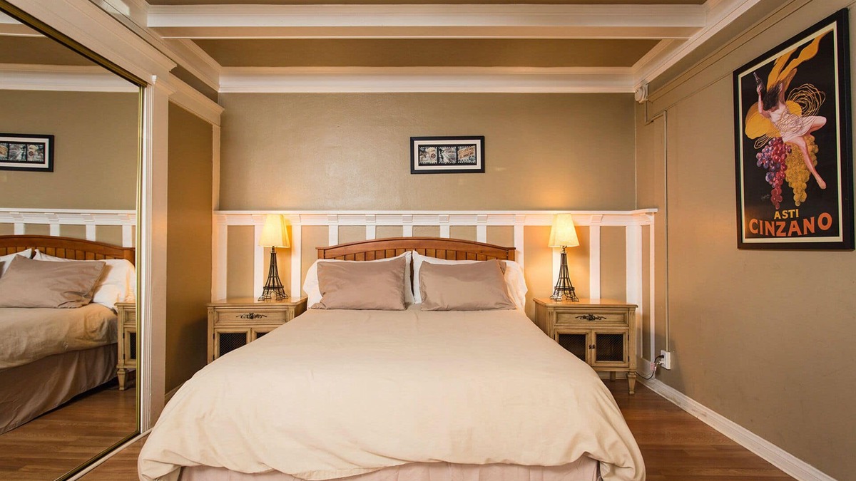 Hollywood Apartment | Classic & Central Hollywood Retreat with Porch and Garden