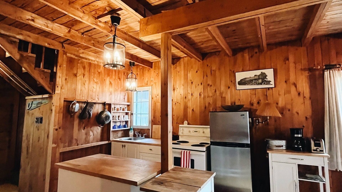 Chelsea Cottage | Classic Chelsea Cottage on the Gatineau River and along the famous Chelsea Trail