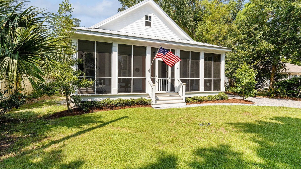Old Town Cottage | Classic Coastal Cottage ~ Steps to the Beach! 4-Seater Golf cart for rent!