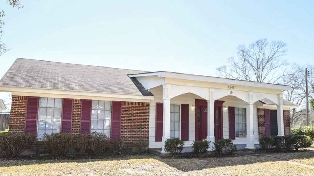 Grand Bay House | Classic Colonial Home near Main Street