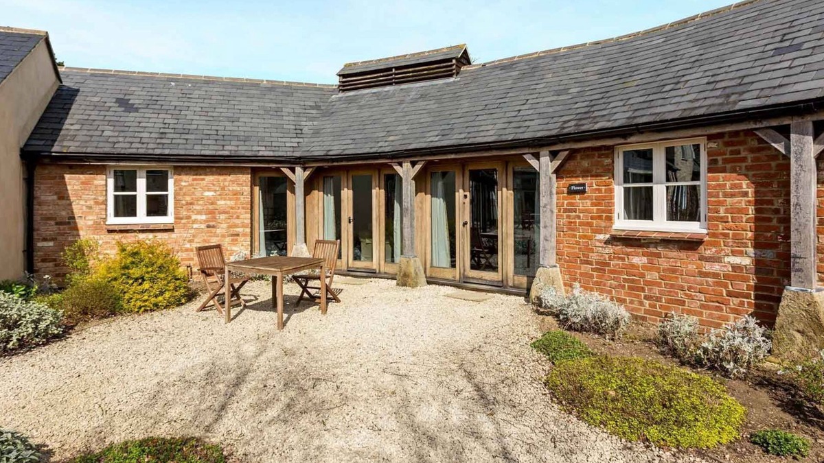 Shellingford Cottage | Classic Cotswold Home Near Littleworth - Flower Barn