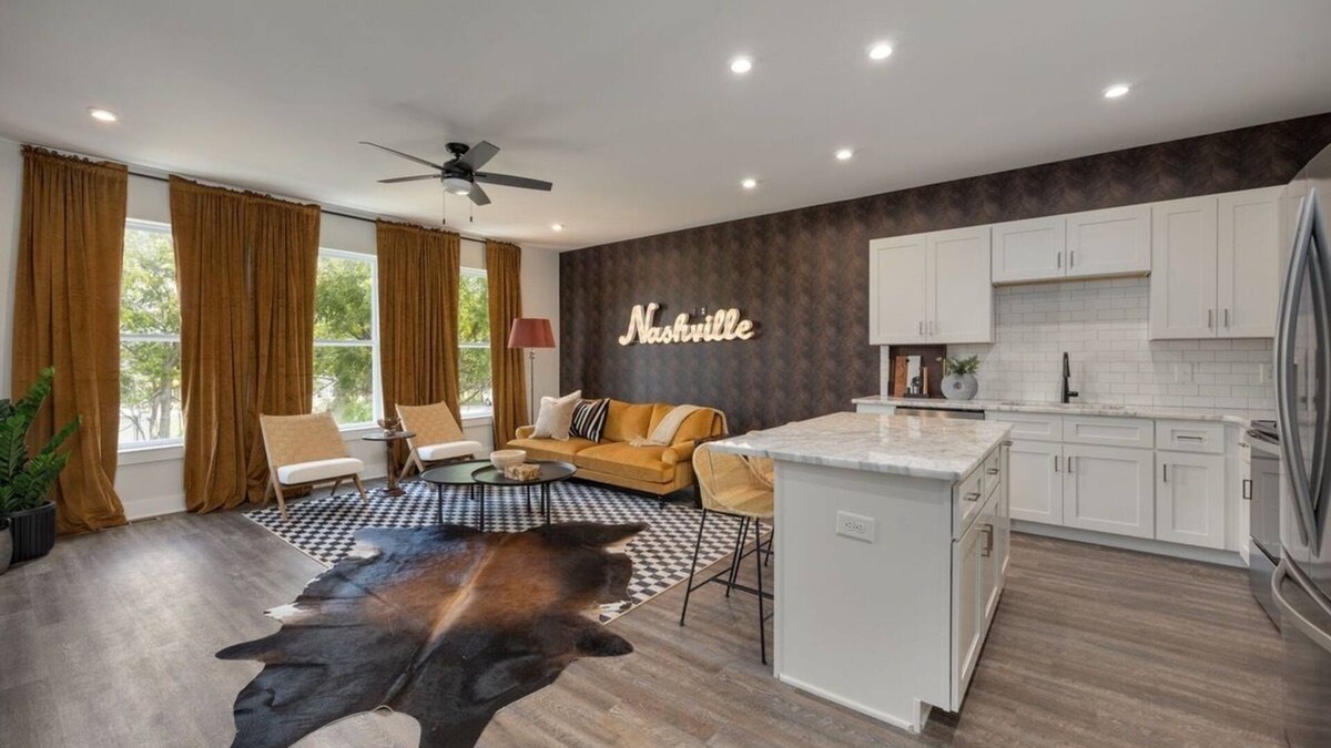 Whitebridge House | Classic Country - Mins to Broadway - Rooftop Deck – Sleeps 8