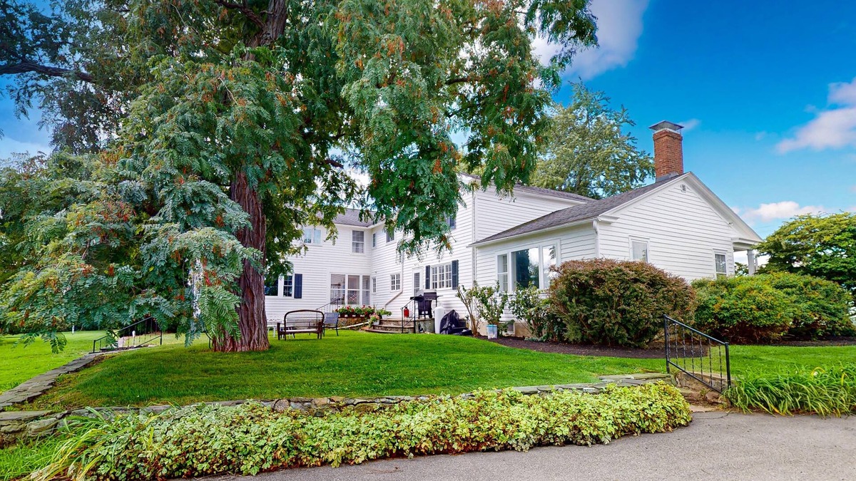Town of Benton House | Classic country retreat with a game room, bar, expansive outdoor space, & grill