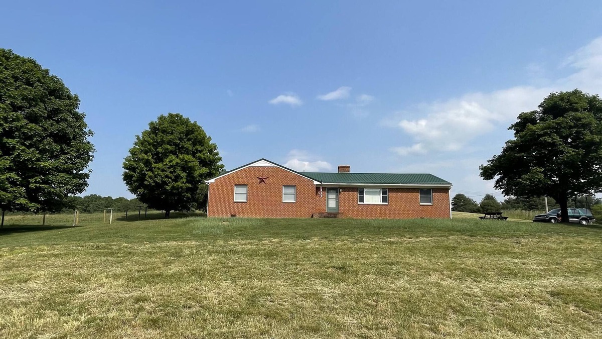 Mustoe House | Classic cozy brick ranch, with beautiful panoramic views!