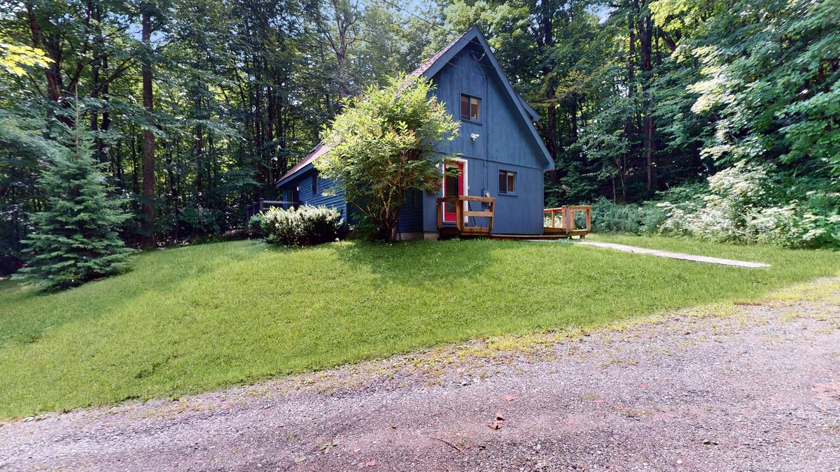 West Dover Cabin | Classic, dog-friendly cabin in the woods w/private deck