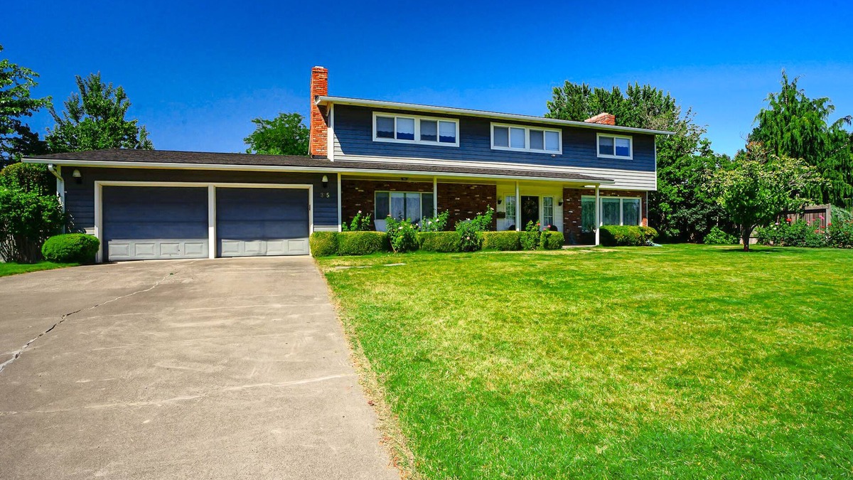 College Place House | Classic & elegant house with entertainment & spacious, laid-back yard