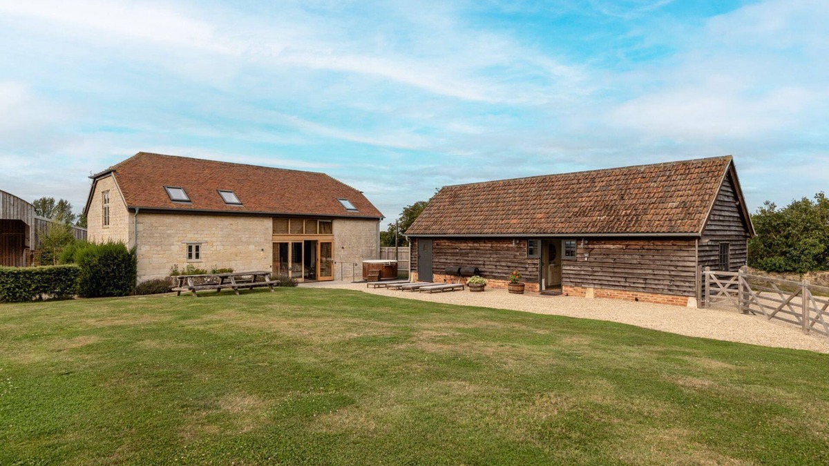 Faringdon Cottage | Classic Family Barn Conversion with hot tub - High & Little Barns