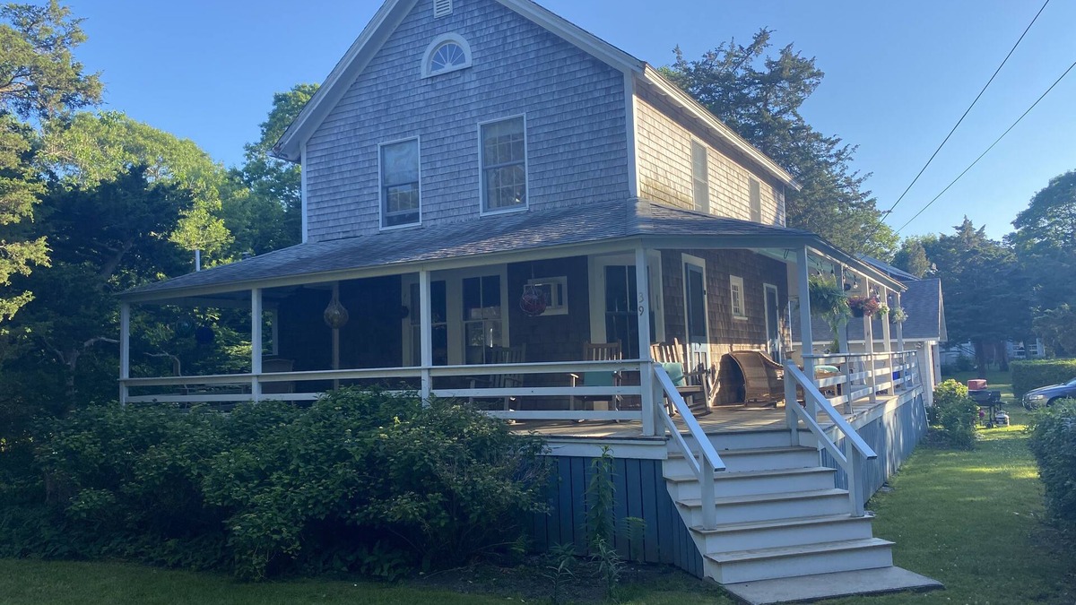 Pocasset Cottage | Classic family-friendly, pet-friendly vacation cottage with private beach nearby